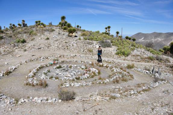 Labirinto místico de pedras na montanha sagrada da região de Real de Catorce, pueblo mágico no norte do México